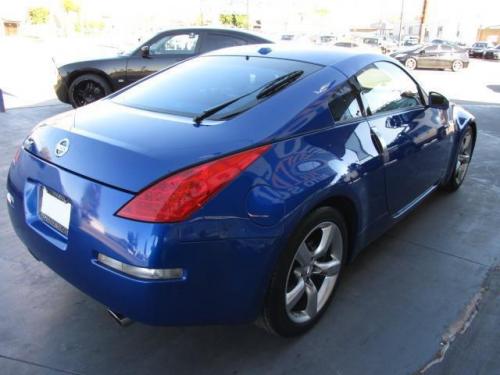 Photo of a 2003-2007 Nissan Z in Daytona Blue (paint color code B17)