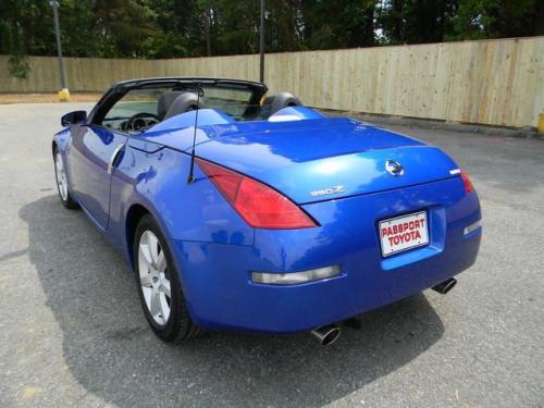 Photo of a 2003-2007 Nissan Z in Daytona Blue (paint color code B17)