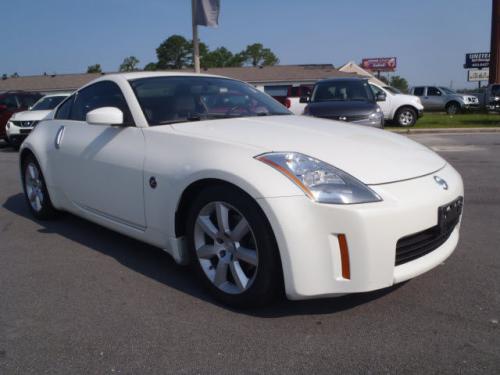 Photo of a 2003-2008 Nissan Z in Pikes Peak White (paint color code QX1)