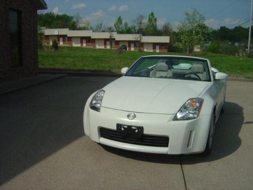 Photo of a 2003-2008 Nissan Z in Pikes Peak White (paint color code QX1)