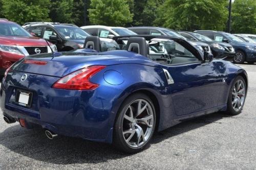 Photo of a 2016-2020 Nissan Z in Deep Blue Pearl (paint color code RAY)