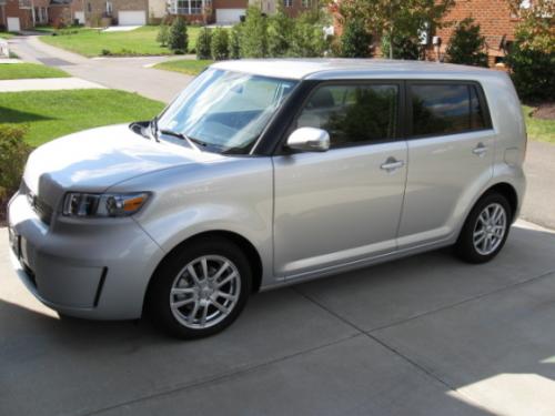 Photo of a 2008-2015 Scion xB in Classic Silver Metallic (paint color code 1F7)