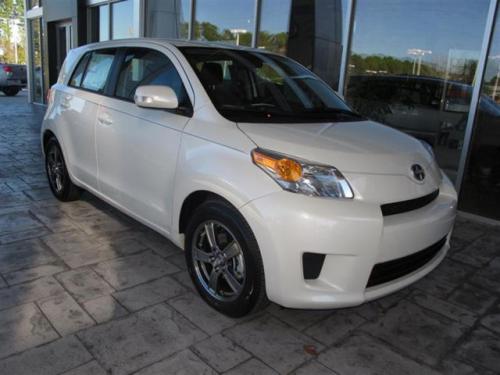 Photo of a 2012 Scion xD in Blizzard Pearl (paint color code 070)