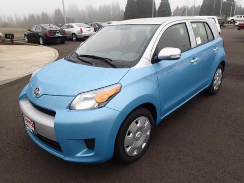 Photo of a 2014 Scion xD in Classic Silver Metallic on Sparkling Sea (paint color code 2MA)