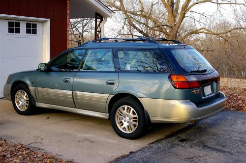 Photo of a 2000-2002 Subaru Legacy in Wintergreen Metallic on Titanium Pearl (paint color code 8X7)