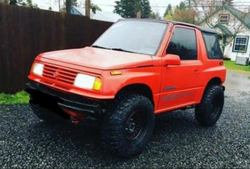 Photo of a 1993-1995 Suzuki Sidekick in Flash Red (paint color code 15P)