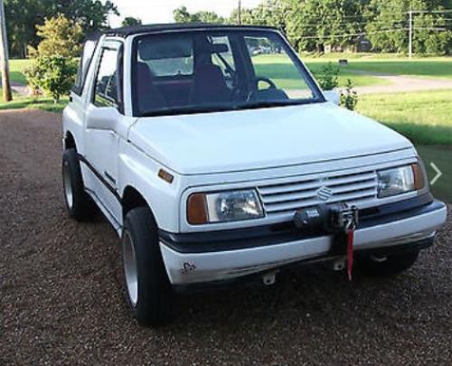 Photo of a 1989-1998 Suzuki Sidekick in Polar White (AKA Superior White) (paint color code 26U)