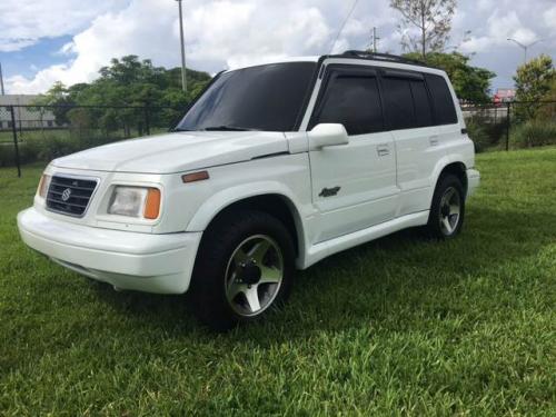 Photo of a 1989-1998 Suzuki Sidekick in Polar White (AKA Superior White) (paint color code 26U)