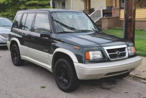 Photo of a 1998 Suzuki Sidekick in Oregon Green Metallic (paint color code Z1D)