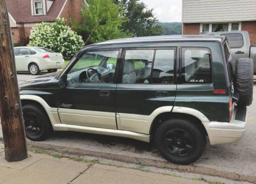 Photo of a 1998 Suzuki Sidekick in Oregon Green Metallic (paint color code Z1D)