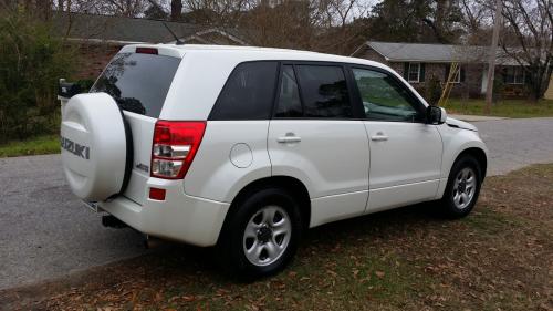 Photo of a 2007-2013 Suzuki Vitara in White Water Pearl (AKA Pearl White) (paint color code Z7T)