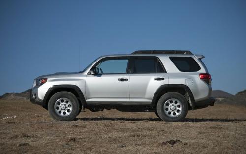 Photo of a 2010-2024 Toyota 4Runner in Classic Silver Metallic (paint color code 1F7)