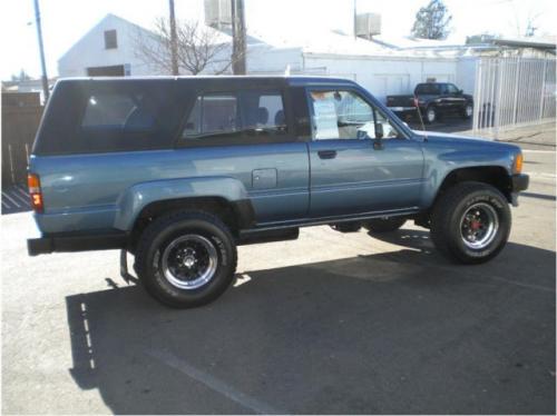 Photo of a 1988-1989 Toyota 4Runner in Medium Blue Metallic (paint color code 8D7)