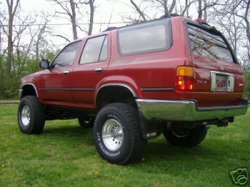 Photo of a 1992-1995 Toyota 4Runner in Garnet Pearl (paint color code 3K3)