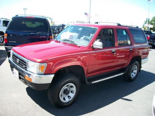 Photo of a 1992-1995 Toyota 4Runner in Garnet Pearl (paint color code 3K3)