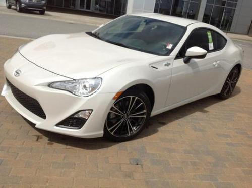 Photo of a 2013-2014 Toyota 86 in Whiteout (paint color code 37J)