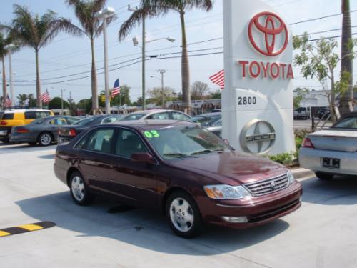 Photo of a 2003-2004 Toyota Avalon in Cassis Pearl (paint color code 3Q7)