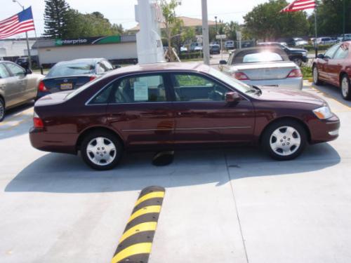 Photo of a 2003-2004 Toyota Avalon in Cassis Pearl (paint color code 3Q7)