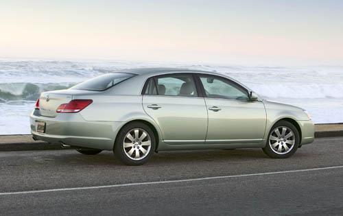 Photo of a 2005-2010 Toyota Avalon in Silver Pine Mica (paint color code 6U0)