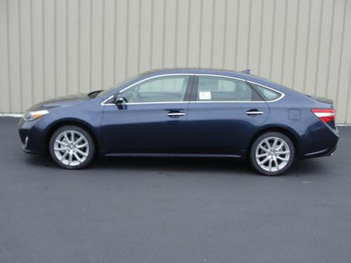 Photo of a 2014-2018 Toyota Avalon in Parisian Night Pearl (paint color code 8W6)