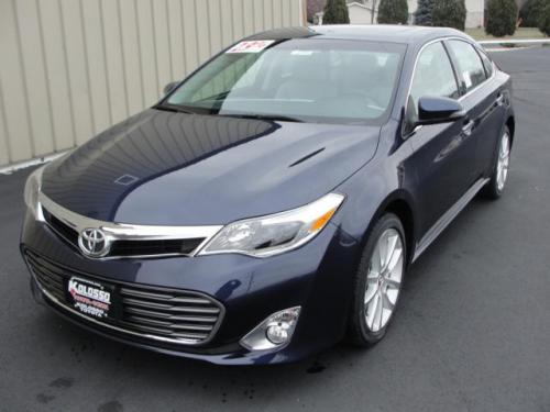 Photo of a 2014-2018 Toyota Avalon in Parisian Night Pearl (paint color code 8W6)