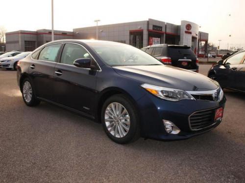 Photo of a 2014-2018 Toyota Avalon in Parisian Night Pearl (paint color code 8W6)