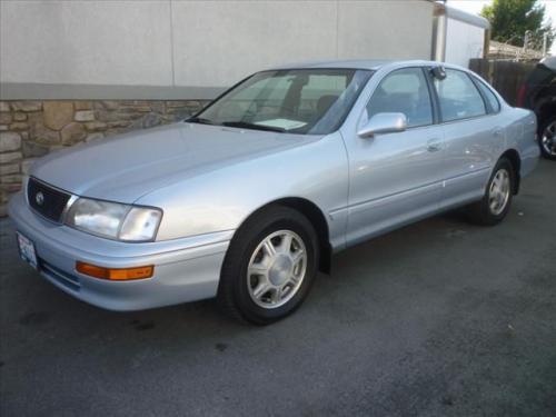 Photo of a 1995 Toyota Avalon in Platinum Metallic (paint color code 1A0)