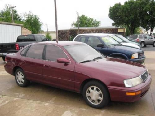 Photo of a 1995-1997 Toyota Avalon in Ruby Pearl (paint color code 3L3)