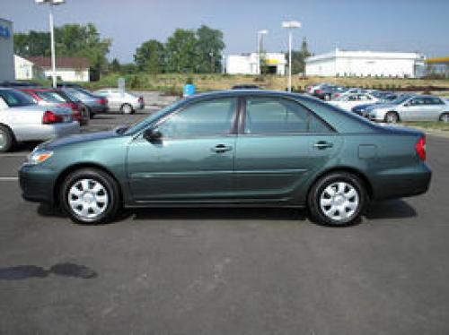 Photo of a 2002-2006 Toyota Camry in Aspen Green Pearl (paint color code 6S7)