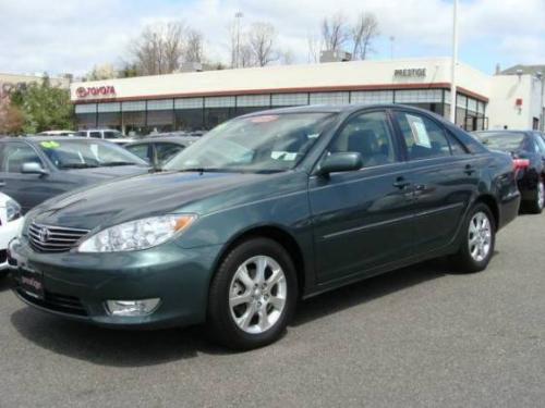 Photo of a 2002-2006 Toyota Camry in Aspen Green Pearl (paint color code 6S7)