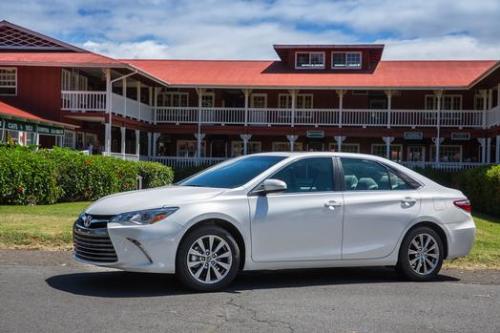 Photo of a 2012-2017 Toyota Camry in Blizzard Pearl (paint color code 070)