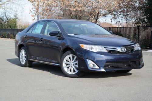 Photo of a 2014-2017 Toyota Camry in Parisian Night Pearl (paint color code 8W6)