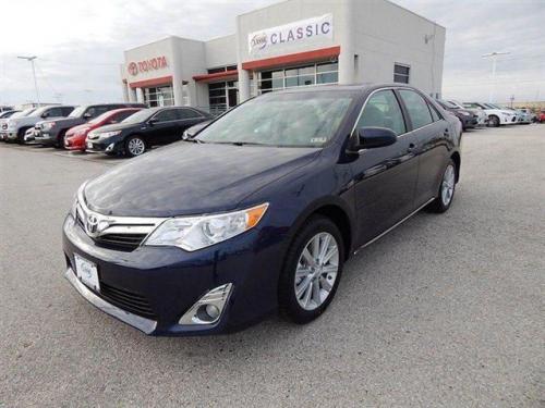 Photo of a 2014-2017 Toyota Camry in Parisian Night Pearl (paint color code 8W6)