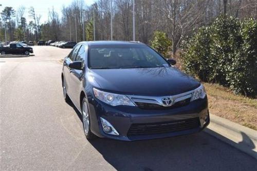 Photo of a 2014-2017 Toyota Camry in Parisian Night Pearl (paint color code 8W6)