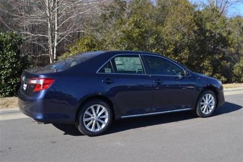 Photo of a 2014-2017 Toyota Camry in Parisian Night Pearl (paint color code 8W6)