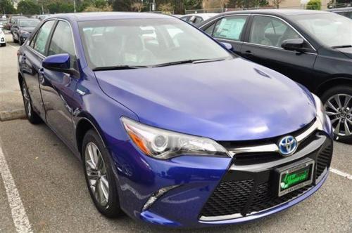 Photo of a 2015-2016 Toyota Camry in Blue Crush Metallic (paint color code 8W7)