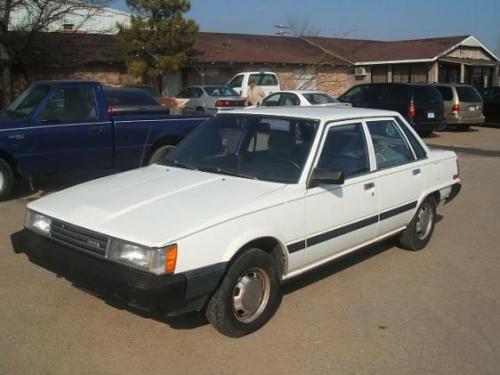 Photo of a 1985-1986 Toyota Camry in White (paint color code 041)