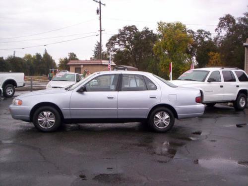 Photo of a 1994-1996 Toyota Camry in Platinum Metallic (paint color code 1A0)