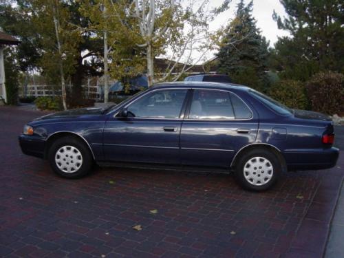 Photo of a 1994-1996 Toyota Camry in Nightshadow Pearl (paint color code 8K0)