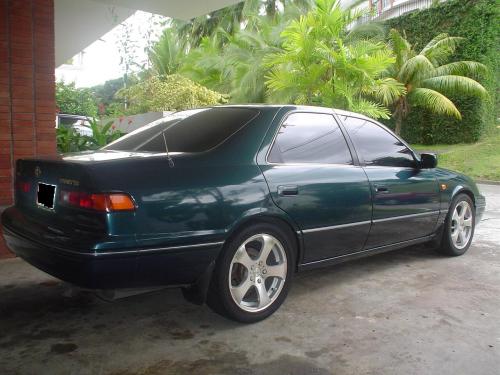 Photo of a 1997-1998 Toyota Camry in Classic Green Pearl (paint color code 6P2)