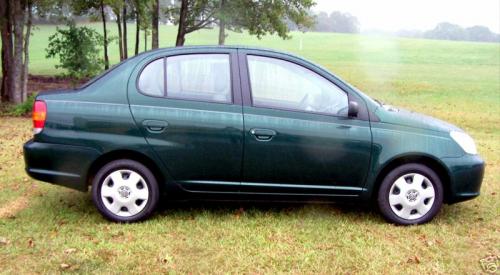 Photo of a 2000-2005 Toyota ECHO in Electric Green Mica (paint color code 6R4)