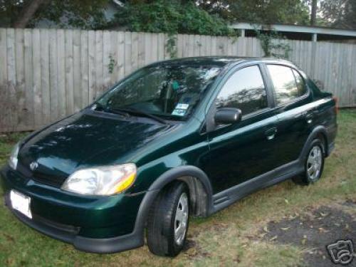 Photo of a 2000-2005 Toyota ECHO in Electric Green Mica (paint color code 6R4)