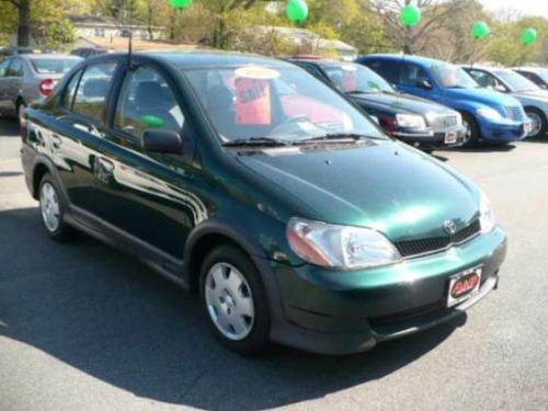 Photo of a 2000-2005 Toyota ECHO in Electric Green Mica (paint color code 6R4)