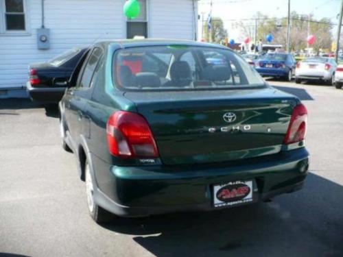 Photo of a 2000-2005 Toyota ECHO in Electric Green Mica (paint color code 6R4)