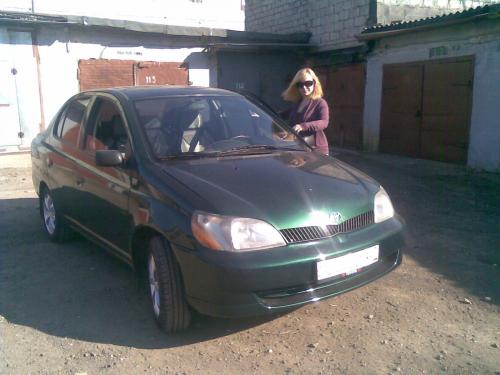 Photo of a 2000-2005 Toyota ECHO in Electric Green Mica (paint color code 6R4)