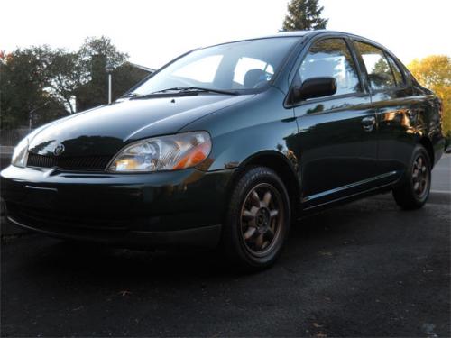 Photo of a 2000-2005 Toyota ECHO in Electric Green Mica (paint color code 6R4)