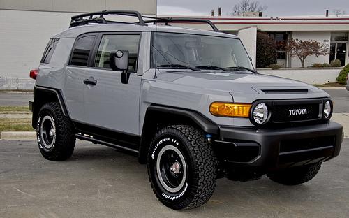 Photo of a 2013-2014 Toyota FJ Cruiser in Cement Gray (paint color code 1H5)