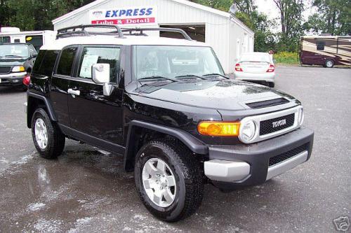 Photo of a 2007-2008 Toyota FJ Cruiser in Iceberg White on Black Diamond Pearl (paint color code 2JW)