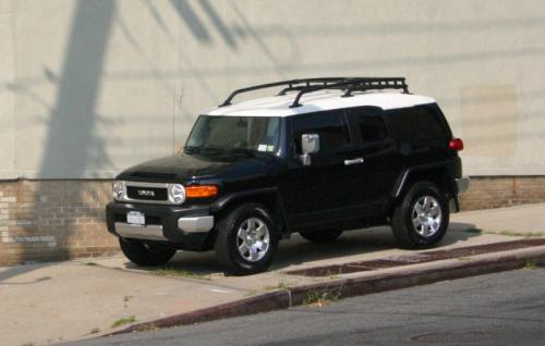 Photo of a 2007-2008 Toyota FJ Cruiser in Iceberg White on Black Diamond Pearl (paint color code 2JW)