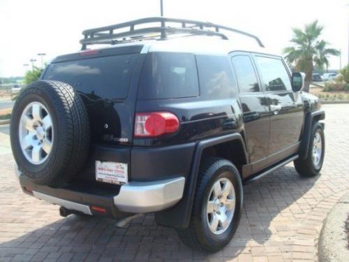 Photo of a 2007-2008 Toyota FJ Cruiser in Iceberg White on Black Diamond Pearl (paint color code 2JW)